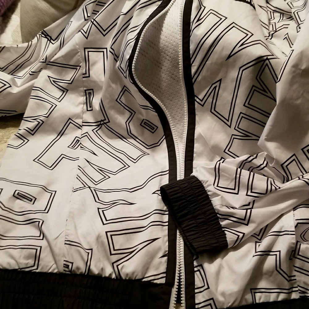 Windbreaker - Picture 5 of 6